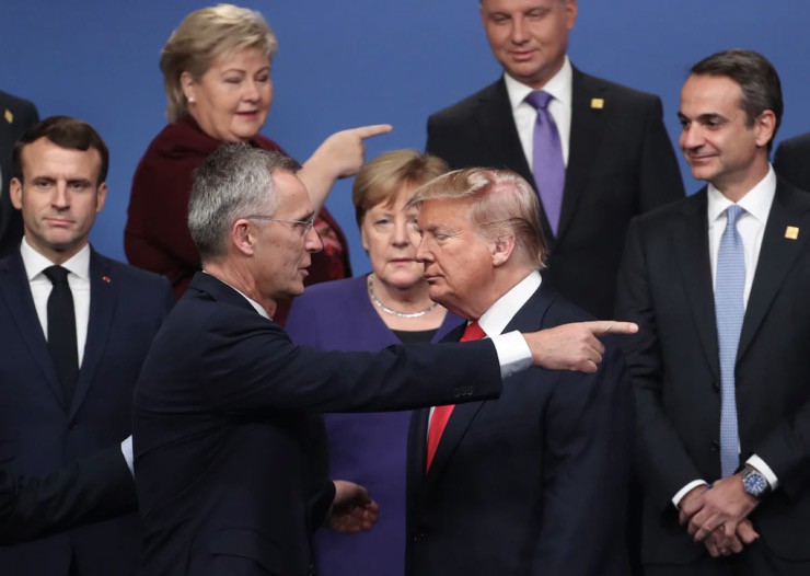 Tổng thư ký NATO Jens Stoltenberg nói&nbsp;với ông Trump tại một hội nghị của NATO vào năm 2019.