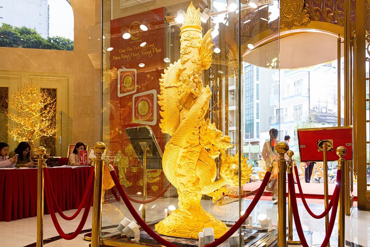 Để chào đón ngày vía thần Tài 2024 vào ngày mùng 10 tháng Giêng, một thương hiệu vàng lớn tại Hà Nội đã cho ra mắt tác phẩm “Đại long nhả ngọc” dát vàng 9999.