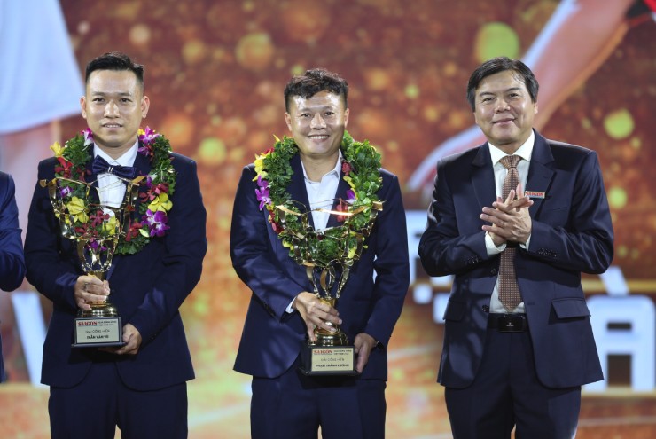 Giải Cống hiến được trao cho Phạm Thành Lương và Trần Văn Vũ (futsal)