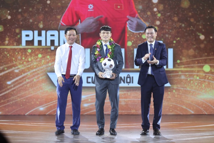 Vỡ òa Hoàng Đức giành Quả bóng vàng, người hùng ở World Cup nữ được vinh danh - 5