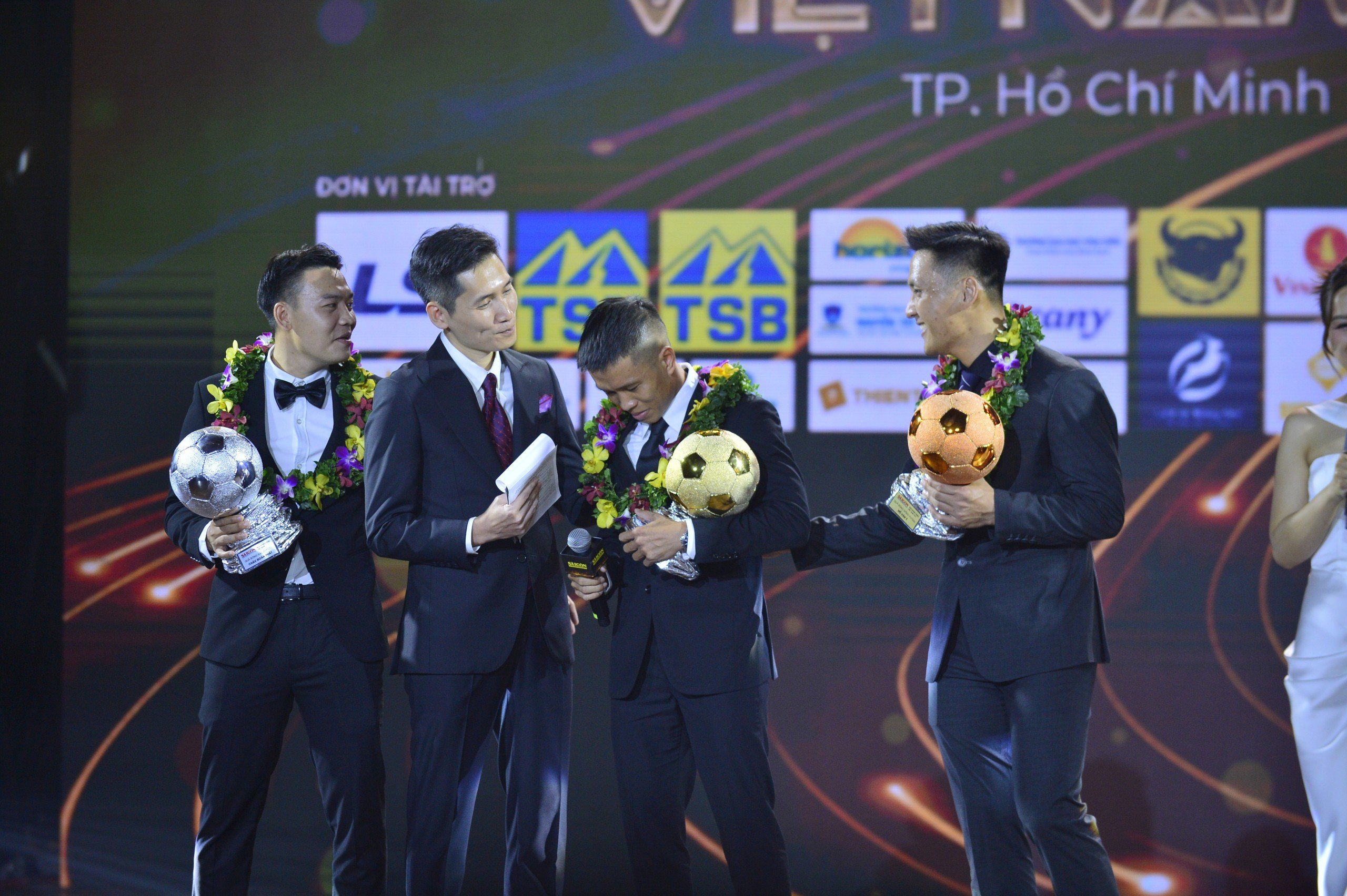 Cầu thủ Phạm Đức Hòa khóc khi nhận giải Quả bóng vàng Futsal nam 2023
