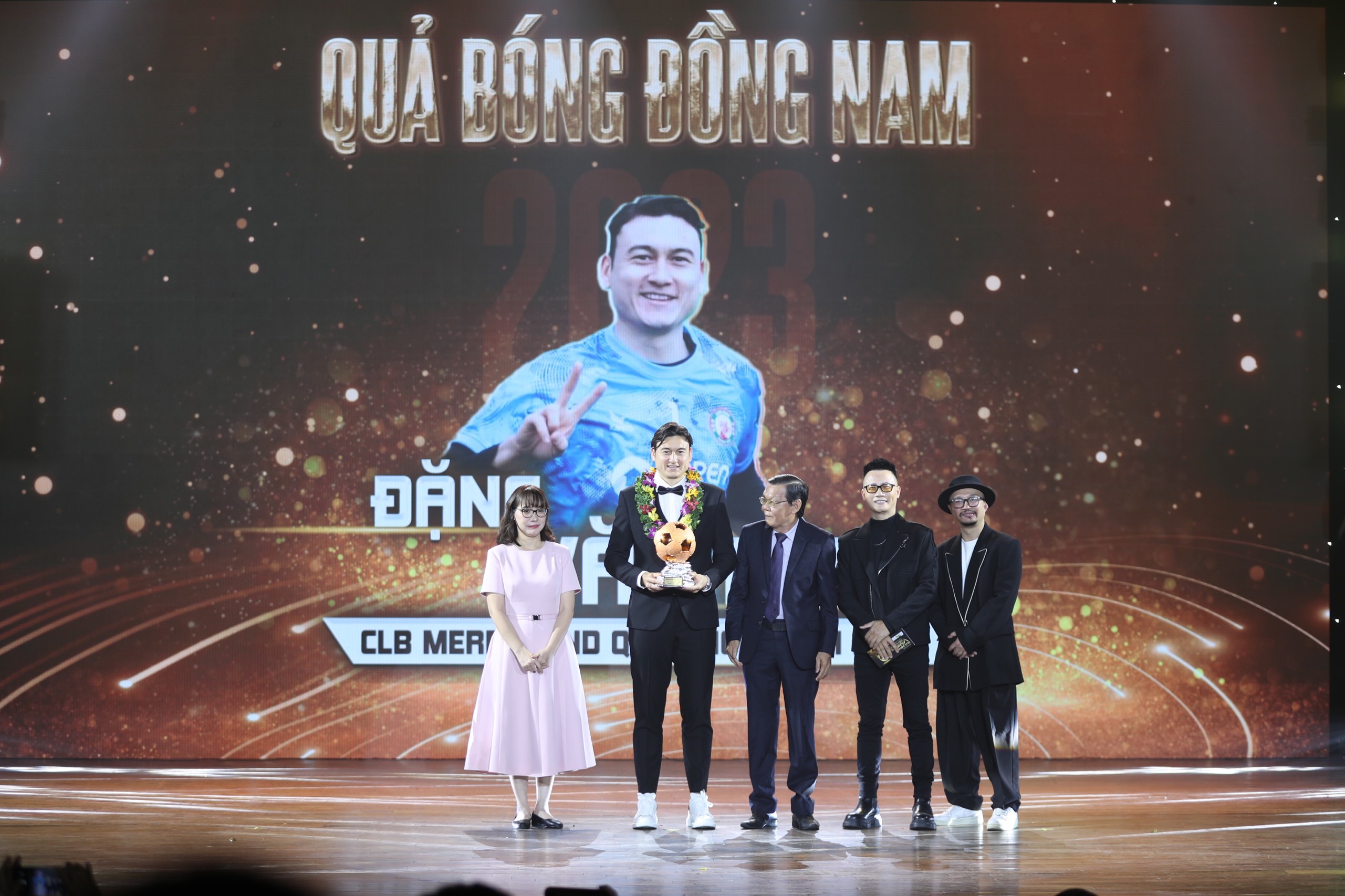 Vỡ òa Hoàng Đức giành Quả bóng vàng, người hùng ở World Cup nữ được vinh danh - 7