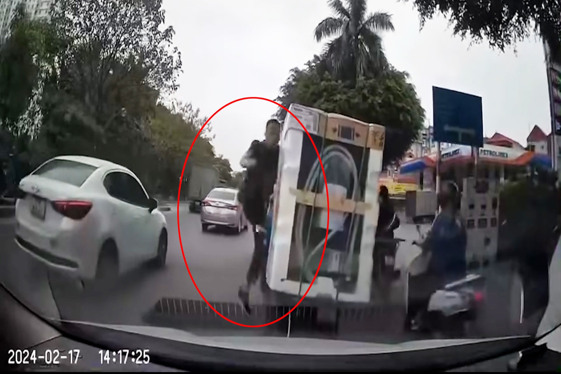 Nam tài xế ô tô con “tung cước” đạp ngã người điều khiển xe máy đi trên đường.