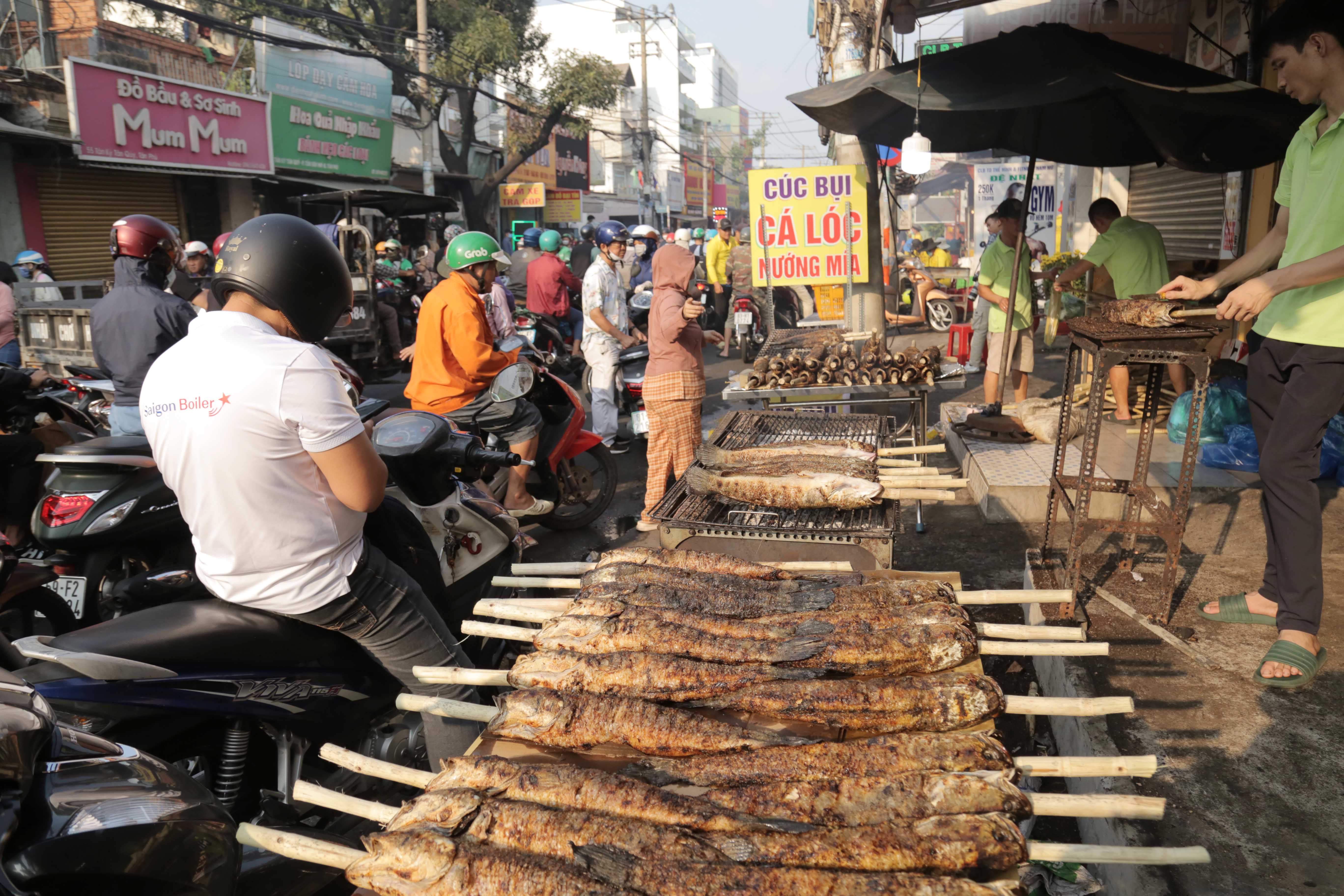 Tại đường Tân Kỳ Tân Quý (quận Tân Phú), ngay từ sáng sớm, đã có hàng trăm người đến mua cá lóc nướng. Chỉ một đoạn đường dài khoảng 300m nhưng đã có hàng chục điểm bán cá lóc nướng. Càng về sau, lượng người đổ về đây càng đông.