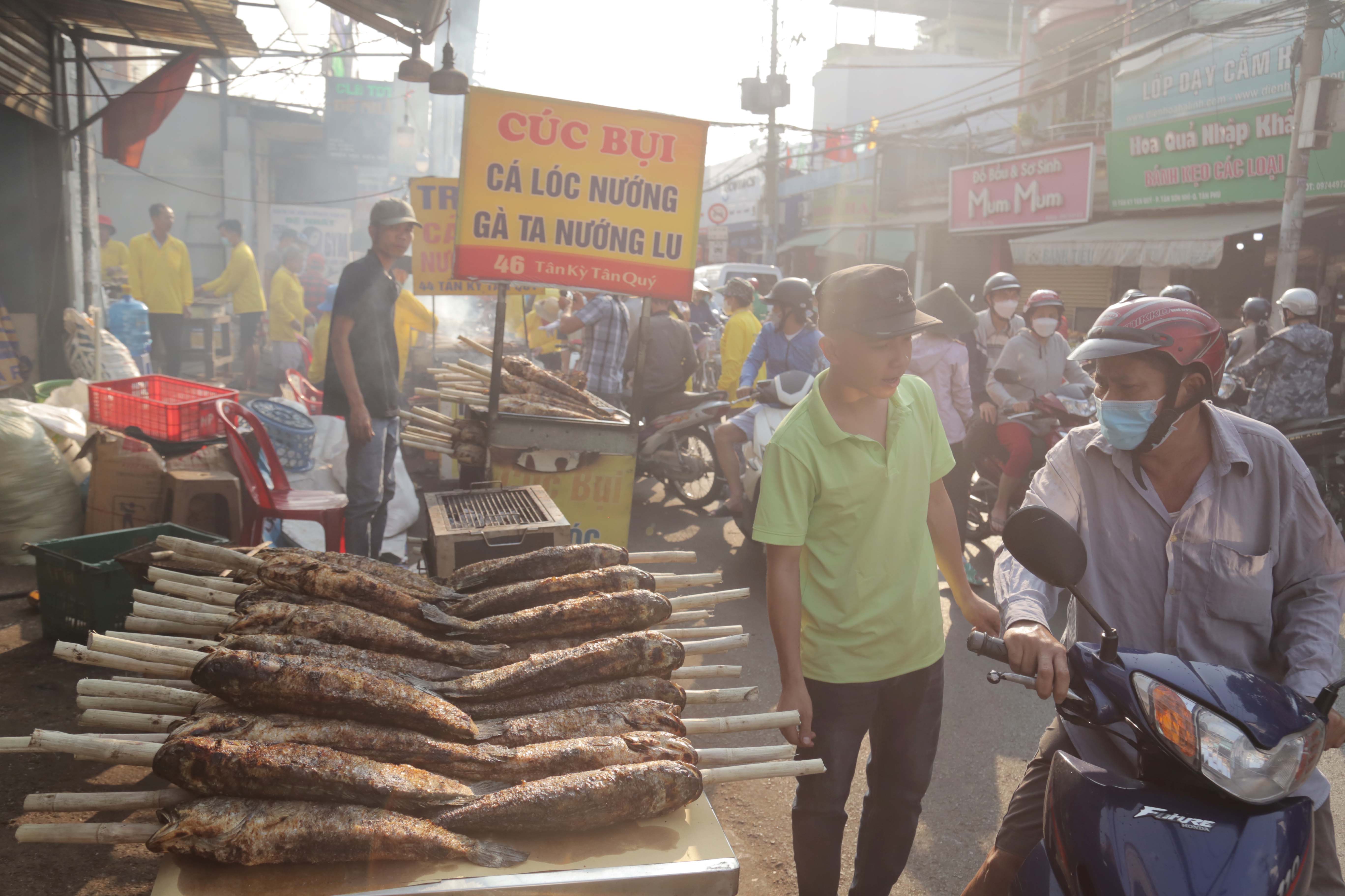 Trong sáng nay, hàng ngàn con cá lóc nướng tại “khu phố cá lóc” được “xuất xưởng”.