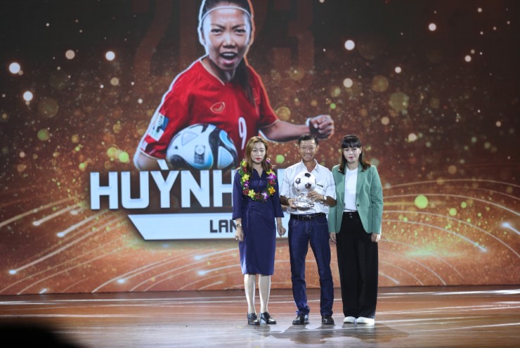 Huỳnh
Như nhận Quả bóng Bạc nữ. Bố mẹ của Do tiền đạo sinh năm 1991 nhận
giải thay do cô đang&nbsp;bận thi đấu ở Bồ Đào Nha