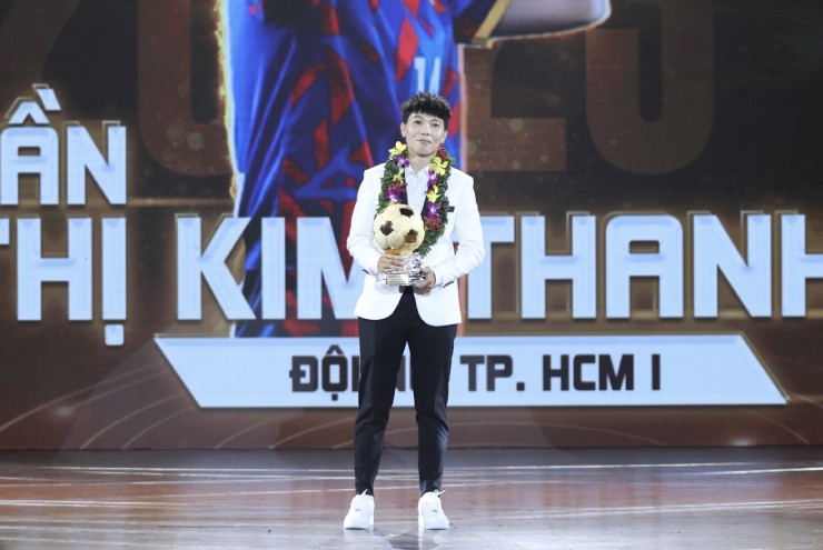 Thủ môn Kim Thanh nhận
Quả bóng Vàng nữ