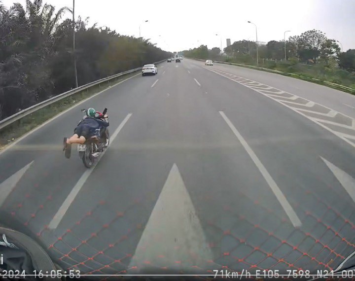 Tài xế nằm rạp trên yên xe máy lao vun vút trên cao tốc Đại lộ Thăng Long
