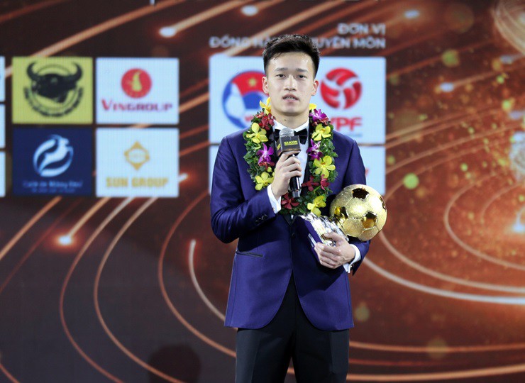 Hoàng Đức đã bất ngờ vượt qua Phạm Tuấn Hải để giành danh hiệu Quả bóng vàng Việt Nam lần thứ hai.