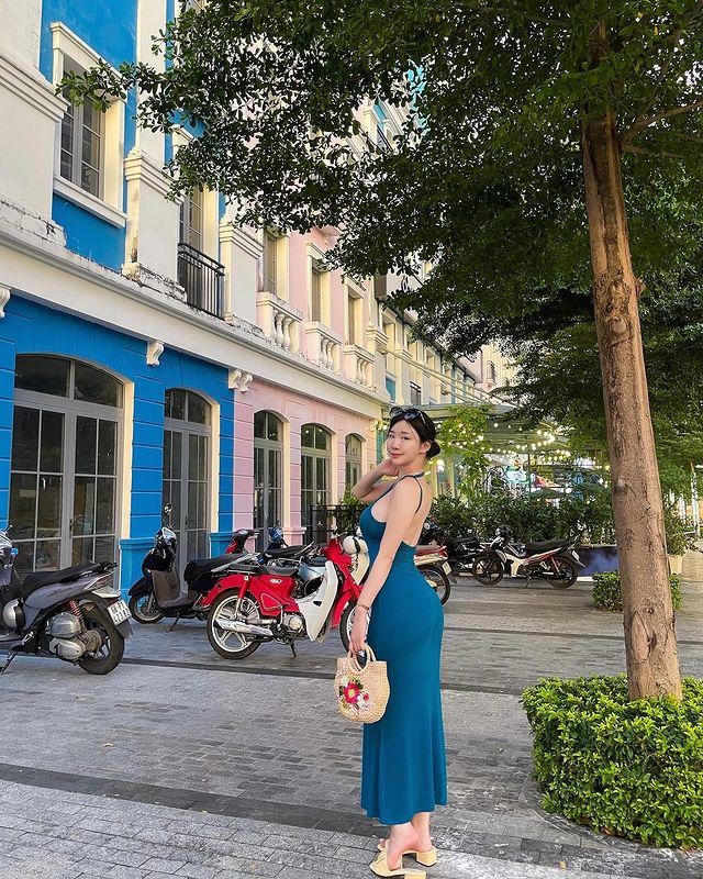Người mẫu Hàn Quốc đến Việt Nam du lịch diện váy ôm sát body, khoe đường cong đẹp - 1