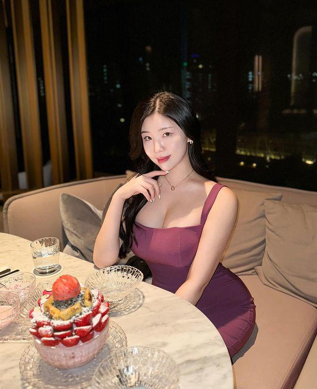 Người mẫu Hàn Quốc đến Việt Nam du lịch diện váy ôm sát body, khoe đường cong đẹp - 5