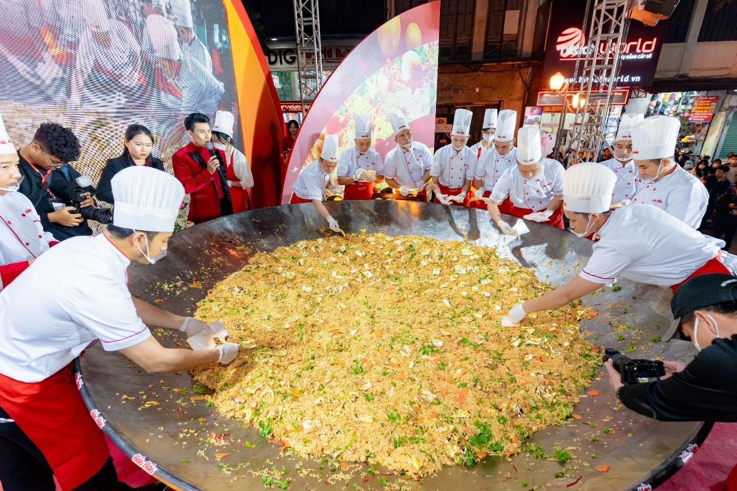 Sự kiện "Chảo mì xào dát vàng lớn nhất Việt Nam" của Hảo Hảo mang đến cho người tiêu dùng những trải nghiệm “quý như vàng”.