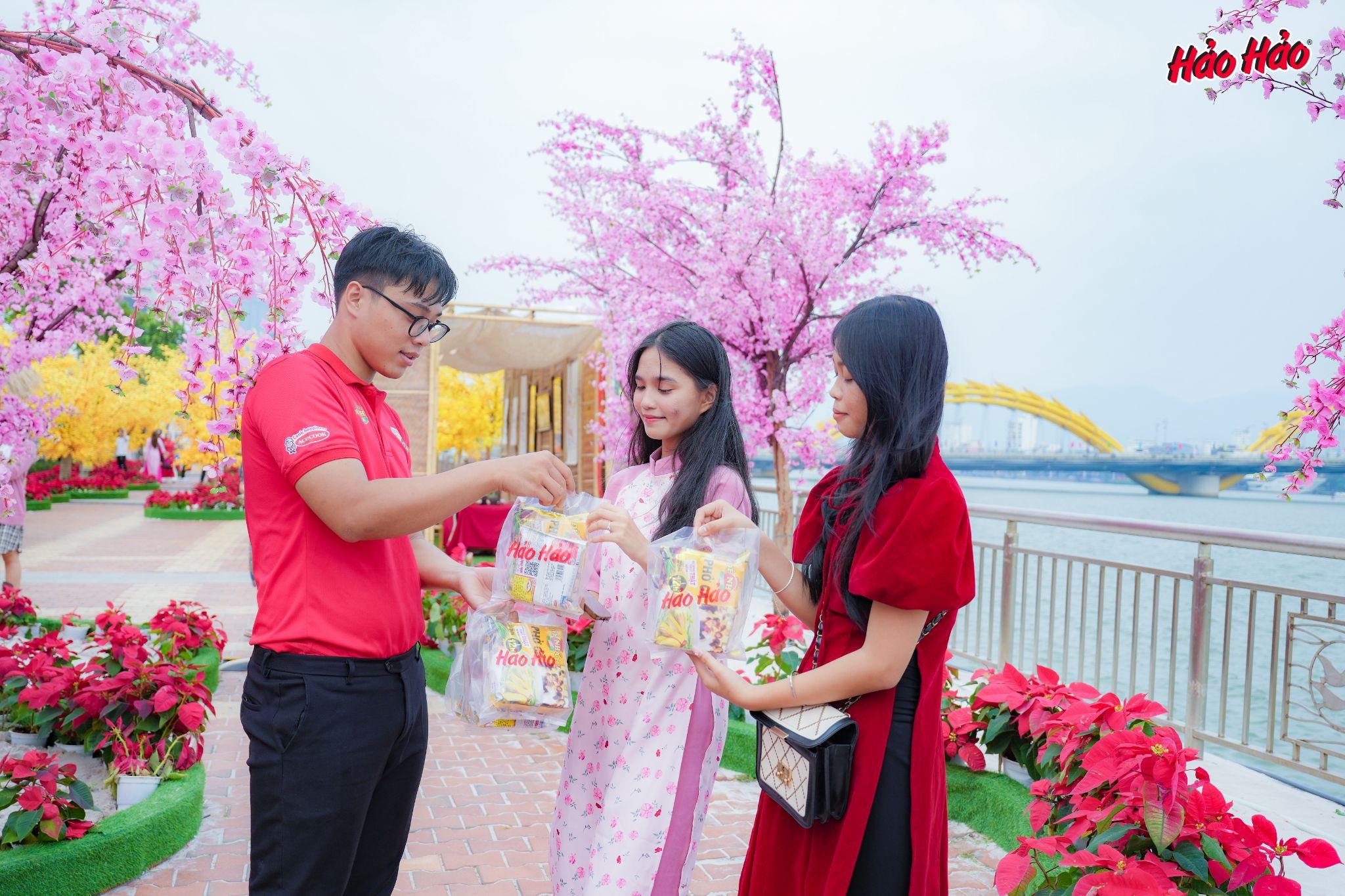 Sự kết hợp của những tà áo dài và phần quà Tết Hảo làm sáng bừng cả góc phố