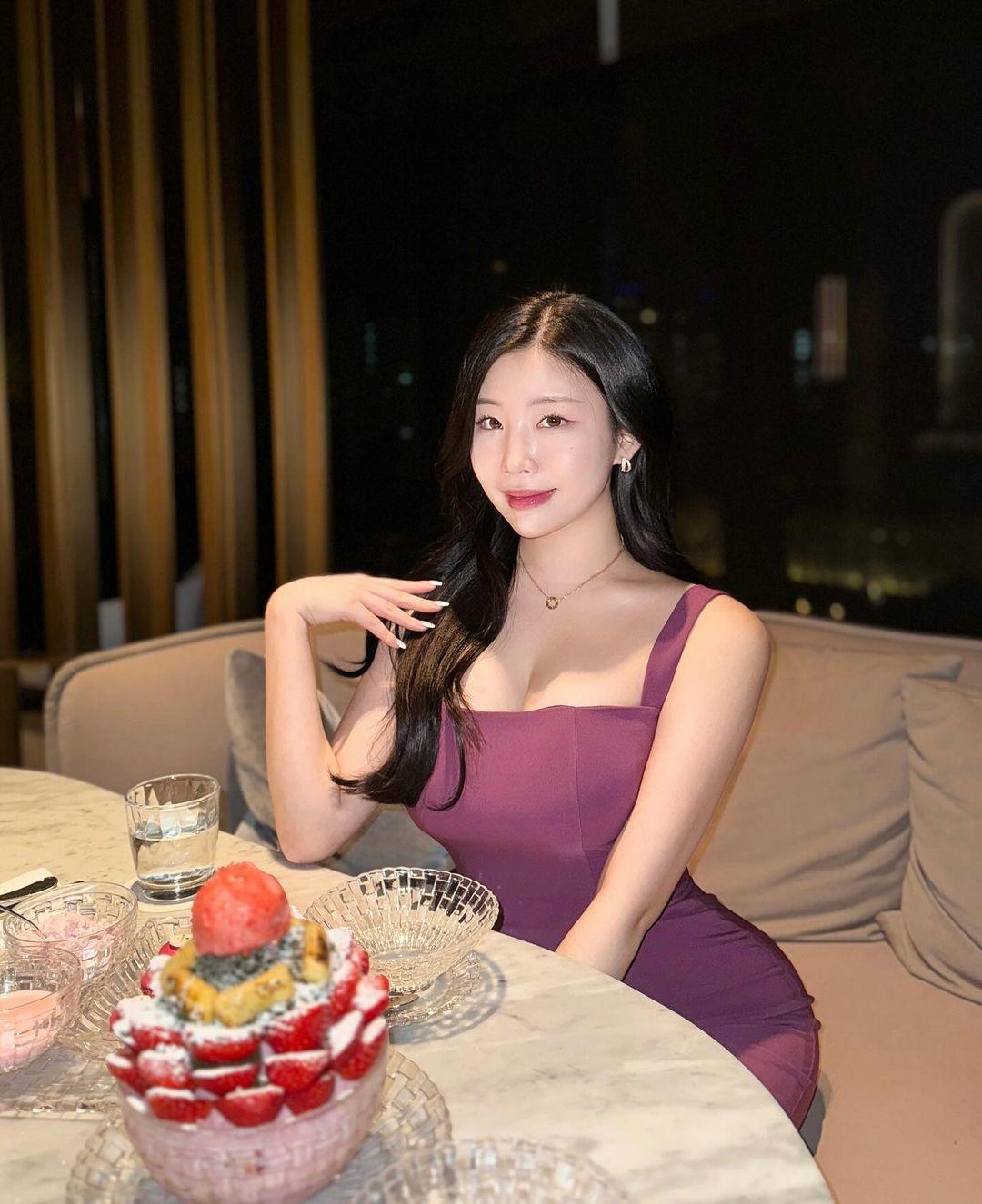Jeon Yebin hoàn toàn nổi bật trong bữa tiệc với mẫu đầm ôm sát body. Thiết kế làm nổi bật vóc dáng&nbsp;"đồng hồ cát" của nữ người mẫu.