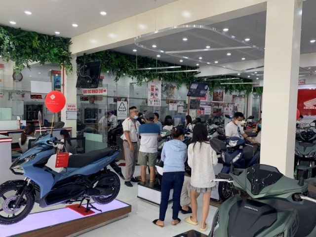 Thế giới xe - Giá xe máy không đến 36 triệu nhưng người tiêu dùng phải trả hơn 200 triệu đồng để sở hữu