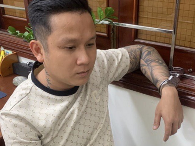 Pháp luật - Tuần tra, công an phát hiện đối tượng bị truy nã “lai rai” trong quán nhậu