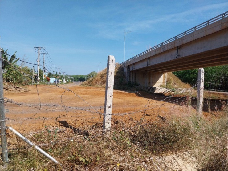 Hàng rào bảo vệ trên cao tốc Phan Thiết-Dầu Giây bị tháo dỡ.