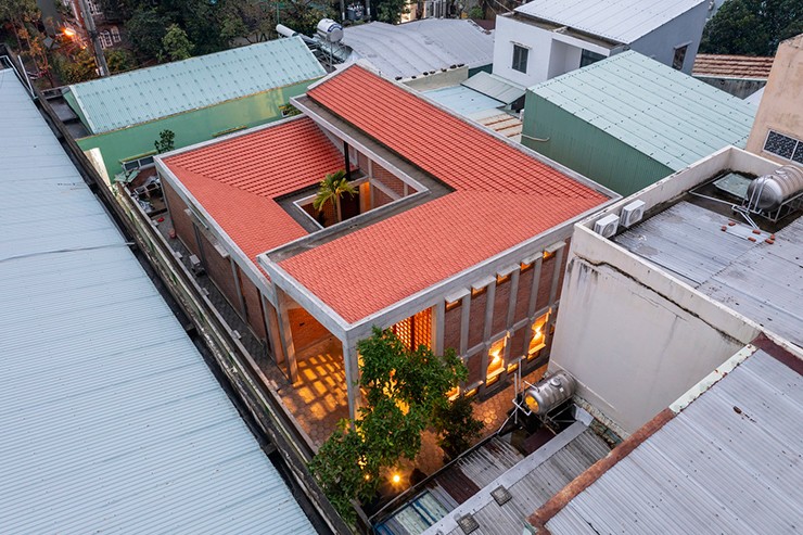 Đây là một căn nhà được thiết kế cho cặp vợ chồng lớn tuổi ở vùng ngoại ô thành phố Tam Kỳ, Quảng Nam.
