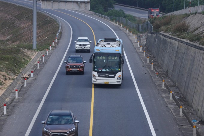 Nhiều tài xế vượt ẩu đoạn đường cấm vượt trên cao tốc Cam Lộ - La Sơn. Ảnh: Võ Thạnh