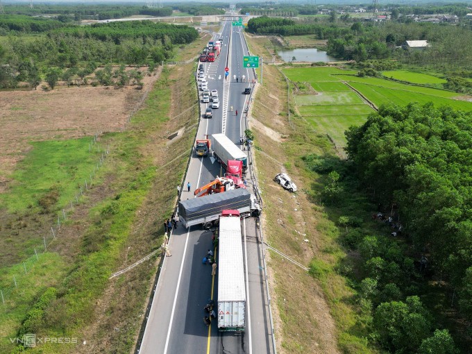 Hiện trường vụ tông xe liên hoàn làm 3 người chết trên cao tốc Cam Lộ - La Sơn. Ảnh: Võ Thạnh
