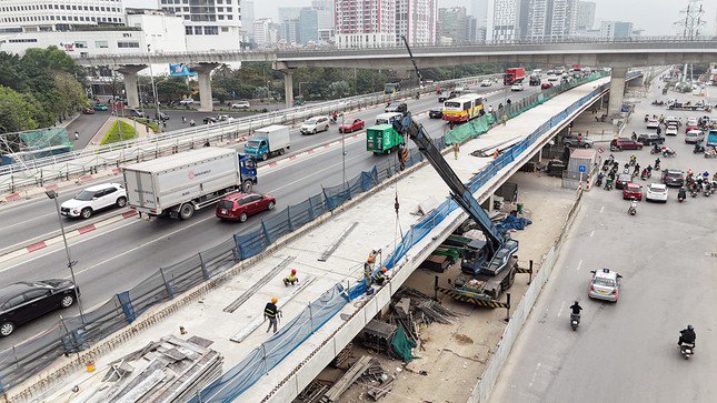 Nhằm tăng năng lực kết nối của cầu Mai Dịch với đường Vành đai 3 trên cao và để giảm ùn tắc, Hà Nội cho xây dựng 2 cầu vượt thép song song với cầu vượt Mai Dịch từ đầu năm 2023. Có tổng mức đầu tư hơn 340 tỷ đồng.