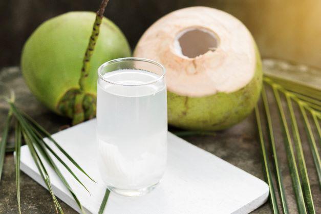 Nước dừa có tác dụng thanh nhiệt, giải độc, tuy nhiên không nên dùng nhiều dễ gây chướng bụng.