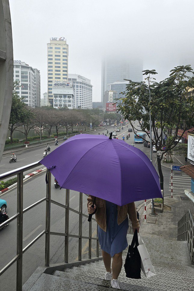 Do chênh lệch nhiệt độ giữa ngày và đêm tại miền Bắc lên đến từ 8 -10 độ, người dân cần chú ý mang theo trang phục giữ ấm khi di chuyển vào tối và đêm.