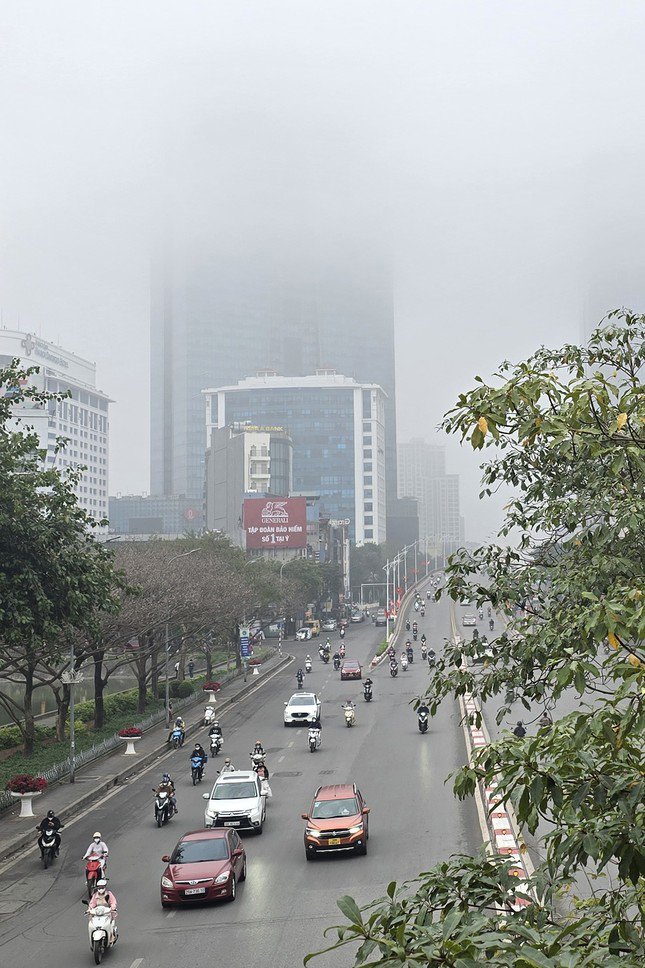 Hà Nội chìm trong sương mù dày đặc từ sáng đến trưa - 4