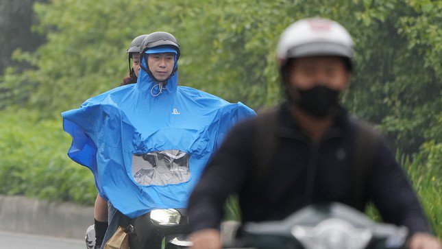 Bên cạnh đó, ô nhiễm không khí vẫn tiếp diễn vào sáng sớm khi sương mù nhẹ xuất hiện khiến các chất bụi bẩn khó khuếch tán.