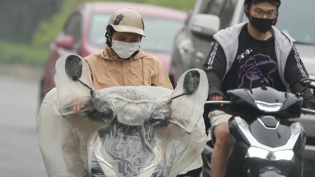 Hà Nội chìm trong sương mù dày đặc từ sáng đến trưa - 7