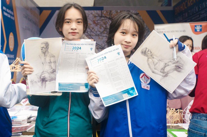 Học sinh tham khảo thông tin tuyển sinh của trường Đại học Kiến trúc Hà Nội, hồi tháng 1. Ảnh: HAU