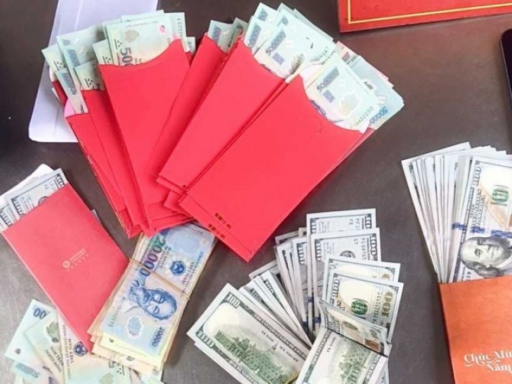 Nhân viên sân bay Tân Sơn Nhất trả lại gần 300 triệu đồng cho khách bỏ quên