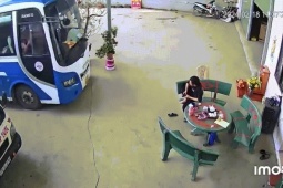 Ô tô - Clip: Thi triển "lăng ba vi bộ", thanh niên tránh xe khách trong gang tấc