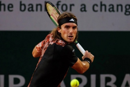 Tsitsipas văng khỏi top 10, kĩ thuật trái 1 tay mất hút sau 51 năm?