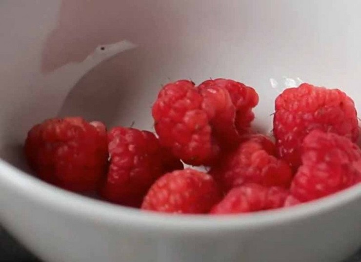 Còn ở Việt Nam, mâm xôi Đà Lạt có giá dao động 350.000-600.000 đồng/kg, giá mâm xôi rừng chỉ bằng 1/3, rơi vào khoảng 130.000 – 140.000 đồng/kg.
