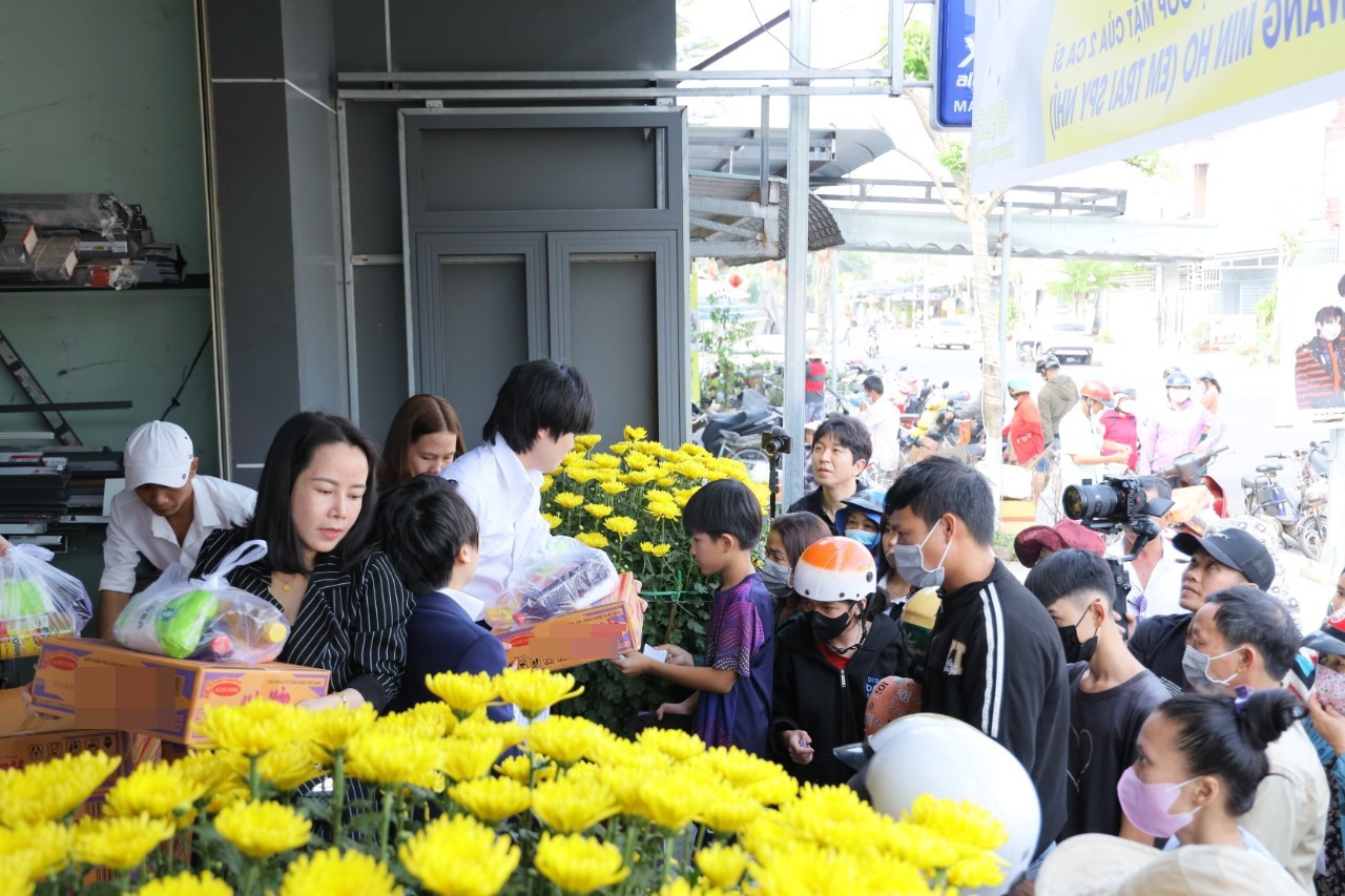 Gia đình “Psy nhí” tổ chức trao 500 phần quà cho những hộ gia đình có hoàn cảnh khó khăn.