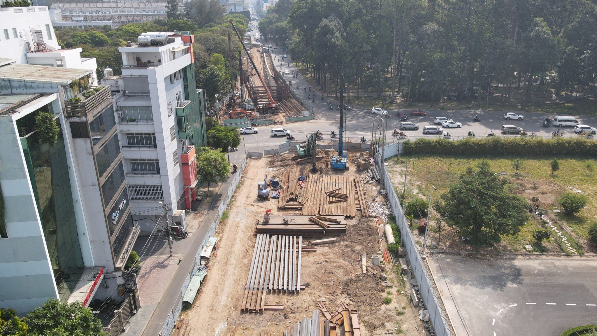 Ngoài mở rộng rào chắn, nhà thầu sẽ xây dựng 2 cầu tạm ở cửa ngõ sân bay Tân Sơn Nhất để phục vụ cho việc thi công hầm chui tại đây (ảnh: A. Tú)