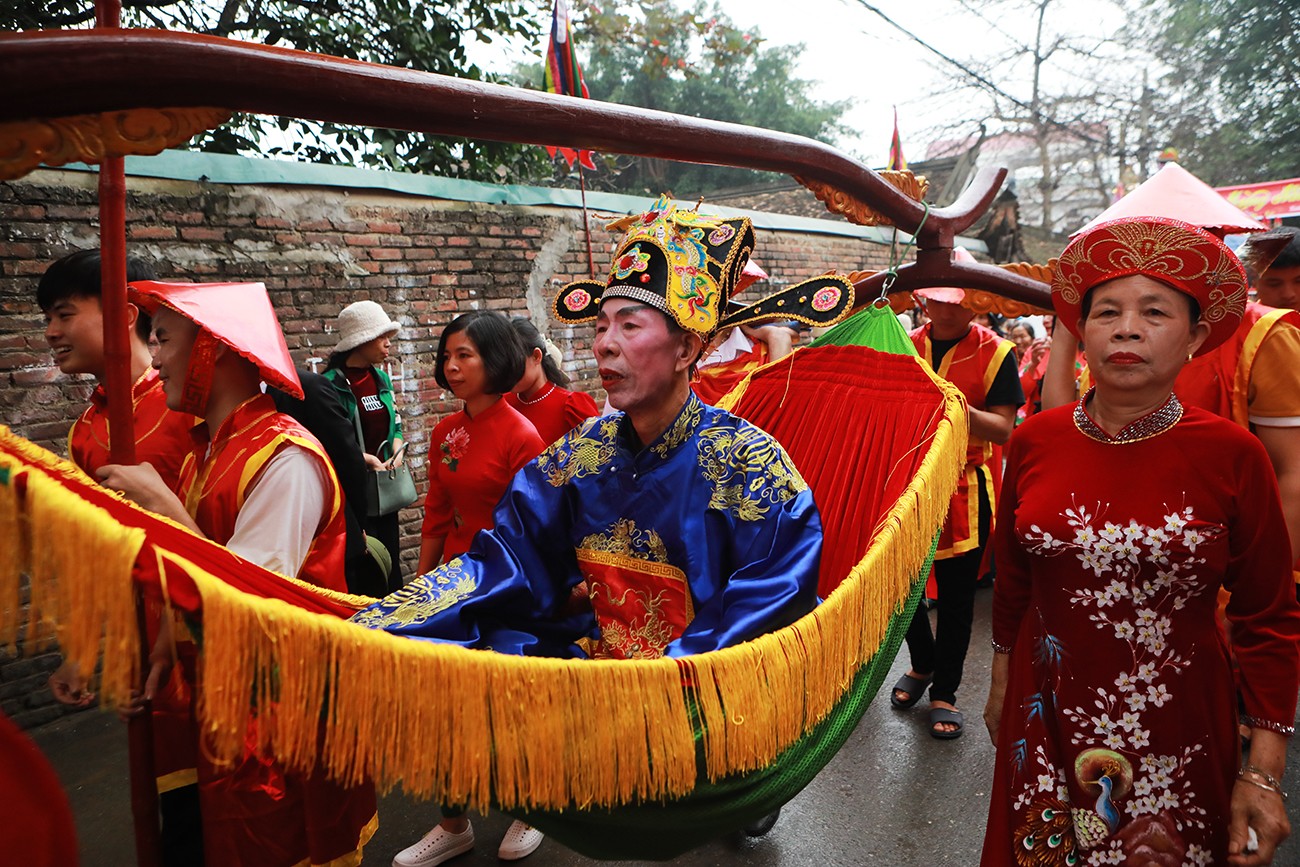 Rước “Vua, Chúa sống” náo nhiệt cả một vùng quê ngoại thành Hà Nội - 8