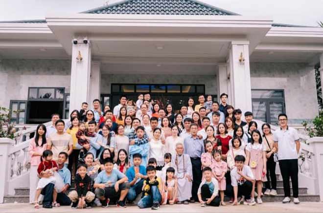 Bức ảnh chụp đại gia đình của Thùy Trang trong dịp xuân 2023