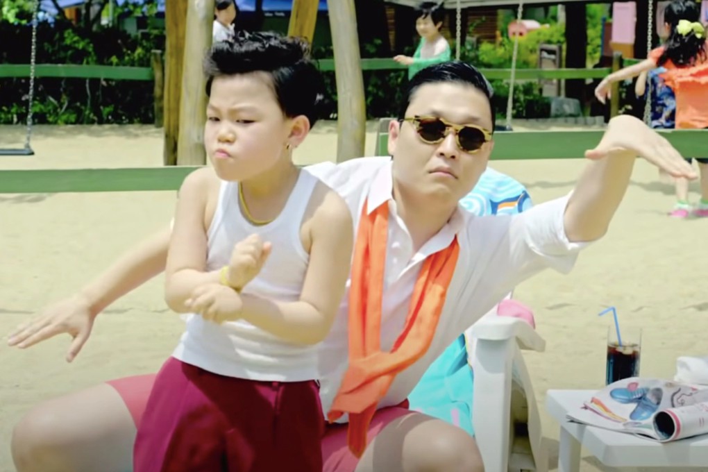 Nhờ vậy, cậu lọt vào mắt xanh của ca sĩ PSY khi anh tìm kiếm gương mặt tham gia MV Gangnam Style.