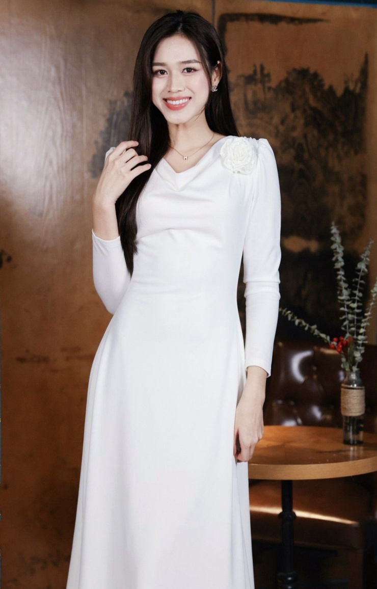 Trong cuộc trò chuyện với Tiền Phong , Hoa hậu Đỗ Thị Hà có những chia sẻ xoay quanh chuyện tình yêu, hẹn hò.