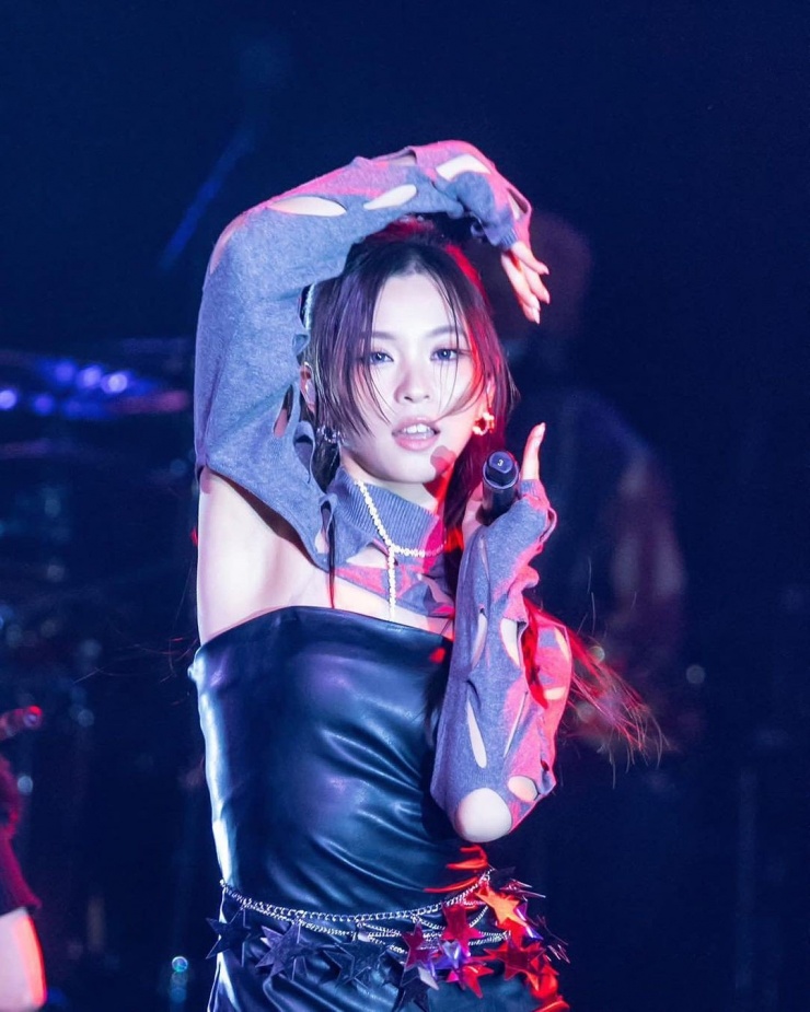 Hoàng Mẫn Kiều (Melody Wong) dẫn đầu
trong bảng xếp hạng Top 10 nữ thần Hong Kong sinh sau năm 2000. Cô
sinh năm 2004, từng tham gia chương trình tìm kiếm tài năng Star
Making IV của ViuTV Hong Kong. Cô hiện là thành viên nhóm nhạc nữ
Lolly Talk.