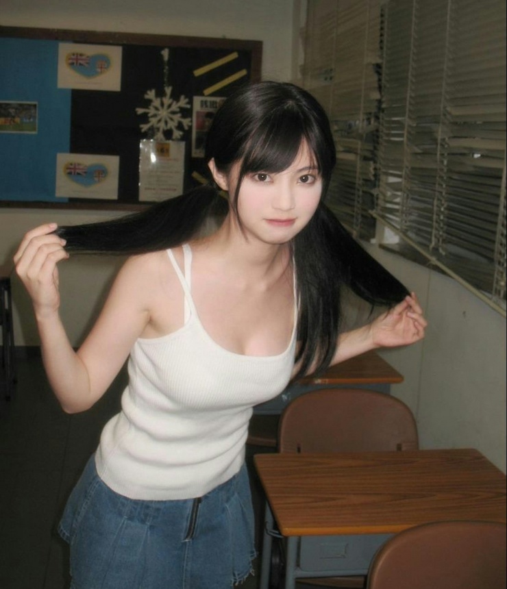 Âu Minh Miêu (SN 2001), còn được biết
đến với biệt danh Miumiu. Cô bén duyên với diễn xuất từ khi còn bé,
thỉnh thoảng xuất hiện trong các bộ phim truyền hình. Ngoài ra,
Miumiu còn làm người mẫu cho các cửa hàng trang phục trực
tuyến.