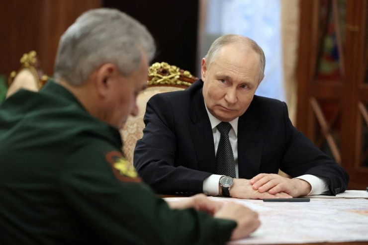 Tổng thống Nga Vladimir Putin trong cuộc họp với Bộ trưởng Quốc phòng&nbsp;Sergey Shoigu. Ảnh: Reuters