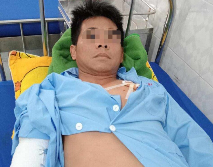 Ông Tam bị chó Becgie của gia đình cắn phải nhập viện. Ảnh: B.V