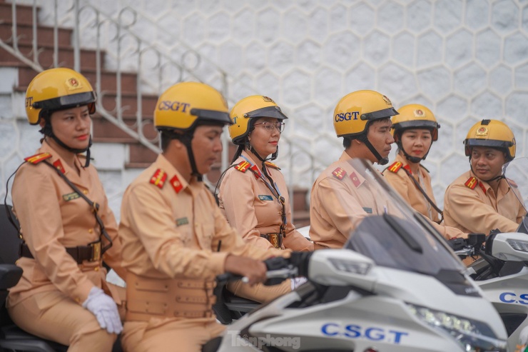 Từng thành viên đều ý thức tầm quan trọng của nhiệm vụ dẫn đoàn nên ai nấy đều tập trung cao độ khi bước vào bài tập.