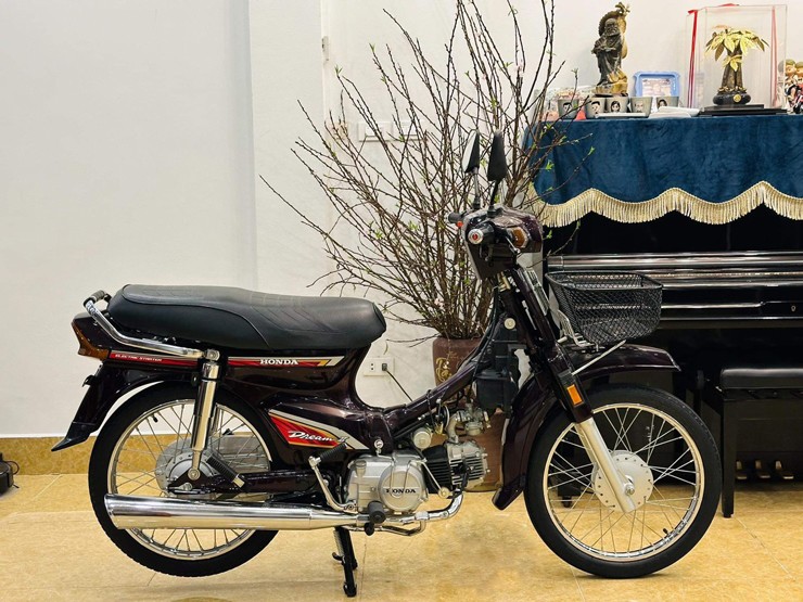 Mới đây, anh Đỗ Quang Tú, trú tại Phùng Hưng (Hoàn Kiếm, Hà Nội), người có tiếng trong giới sưu tầm xe máy cổ đã gây xôn xao khi chào bán một chiếc xe máy cổ với giá gần 1 tỷ đồng.
