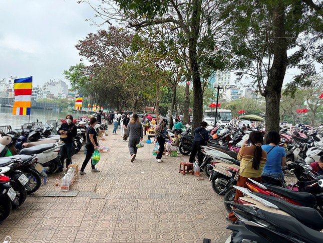Bãi trông xe chùa Trấn Quốc (đường Thanh Niên, phường Yên Phụ, Tây Hồ) đang là điển hình của tình trạng “chặt chém” và thu tiền người dân không chứng từ.