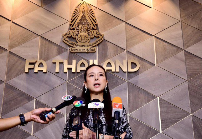 Madam Pang giải thích cách phân công trọng tài mới với truyền thông Thái Lan