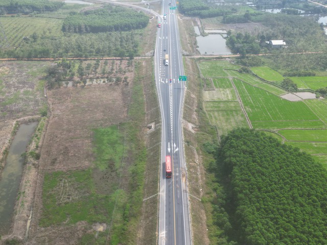 Vuốt nối "cổ chai" trên cao tốc tại vị trí Km 48+200 xảy ra tai nạn làm 3 mẹ con tử vong.